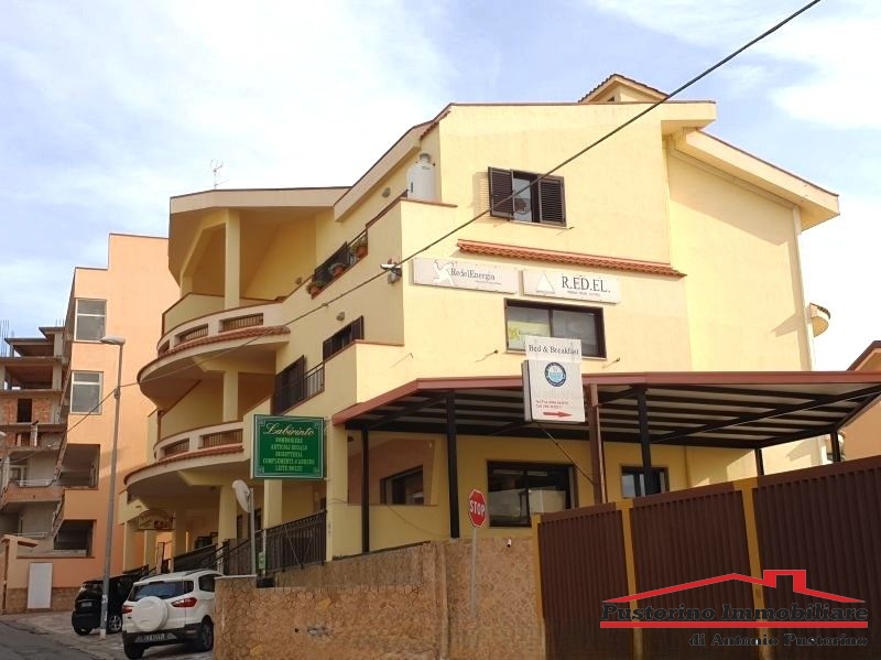 Arangea - Cda Maldariti - Locale commerciale bivani con vetrina fronte strada e p.auto riservati